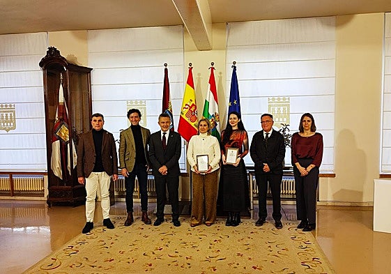 Lería, junto al alcalde Escobar, posa como ganadora del premio de narración breve de Logroño en febrero de 2024.