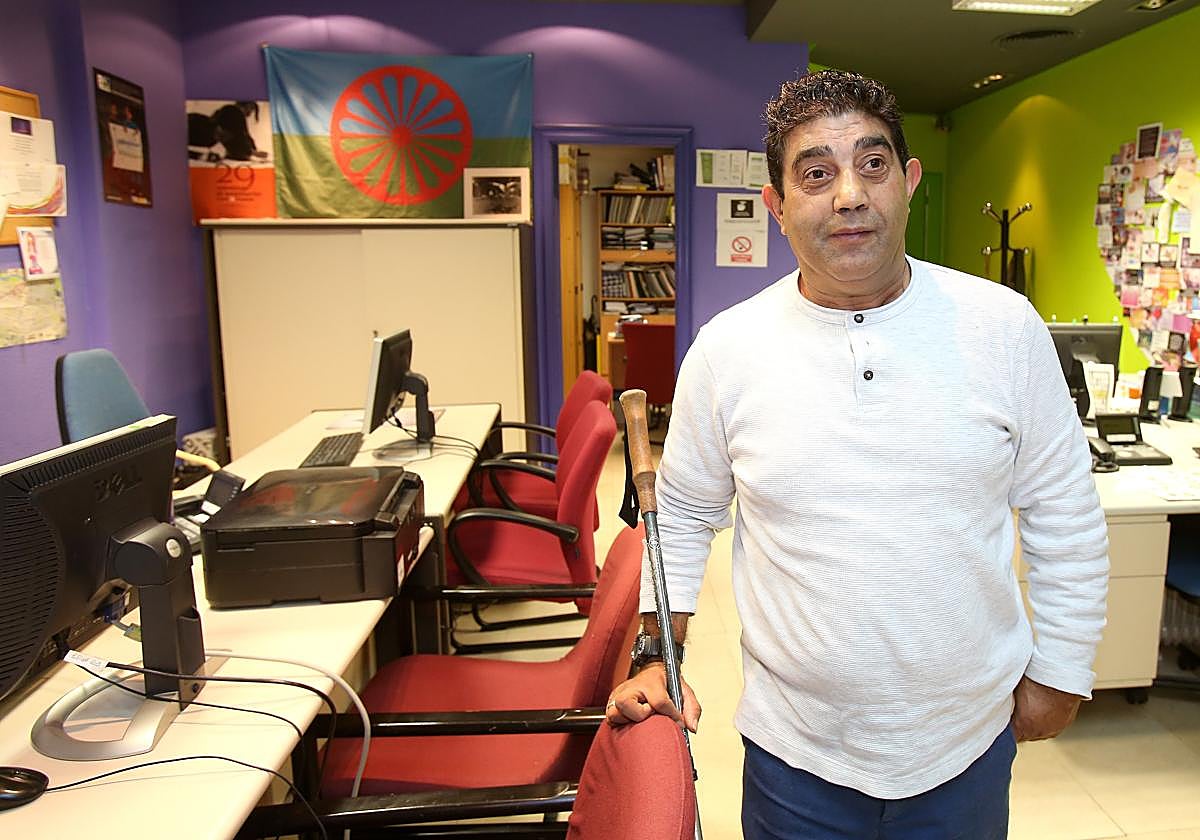 Enrique Jiménez Gabarri posa con su bastón en un despacho de la sede de la Asociación de Promoción Gitana de La Rioja, presidido por la bandera romaní.