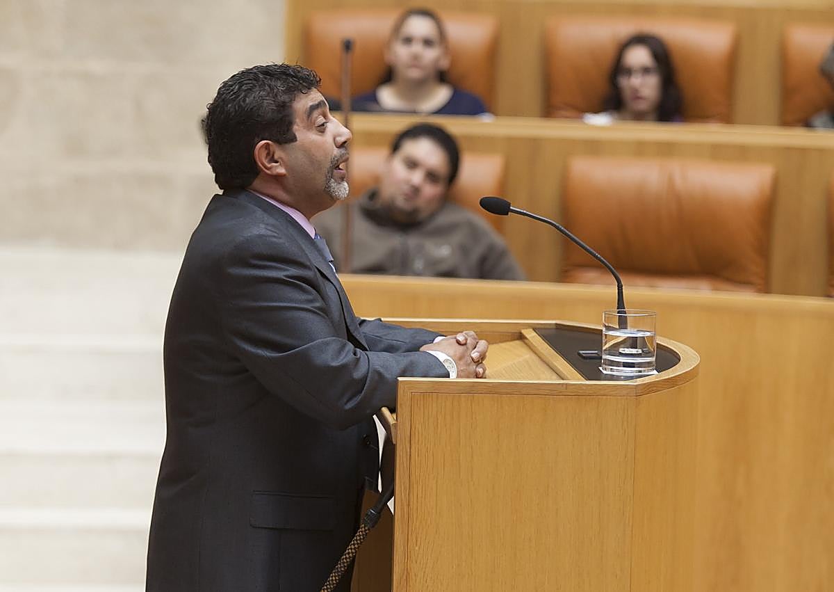 Imagen secundaria 1 - Enrique Jiménez Gabarri, en una rueda de prensa, en el Parlamento de La Rioja y en el auditorio del Ayuntamiento de Logroño.