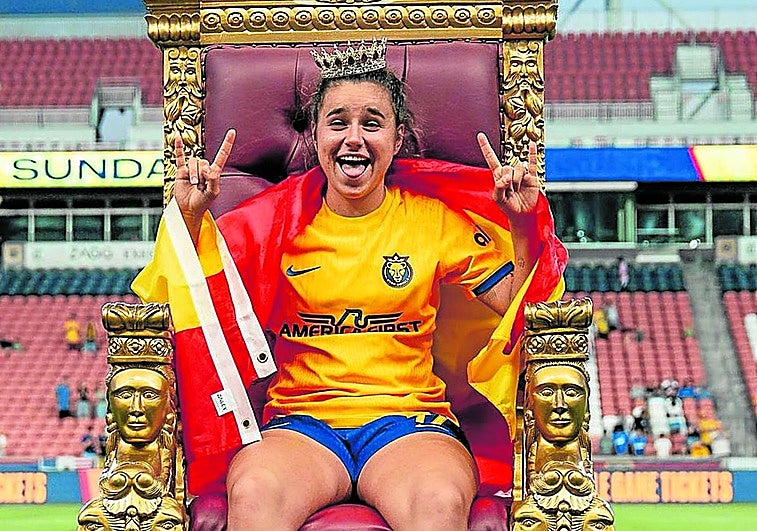 Ana Tejada bormea sentada en un improvisado trono colocado en el América First Field.