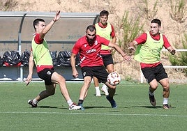 Lupu intenta controla el balón entre Garrido y Nájera.