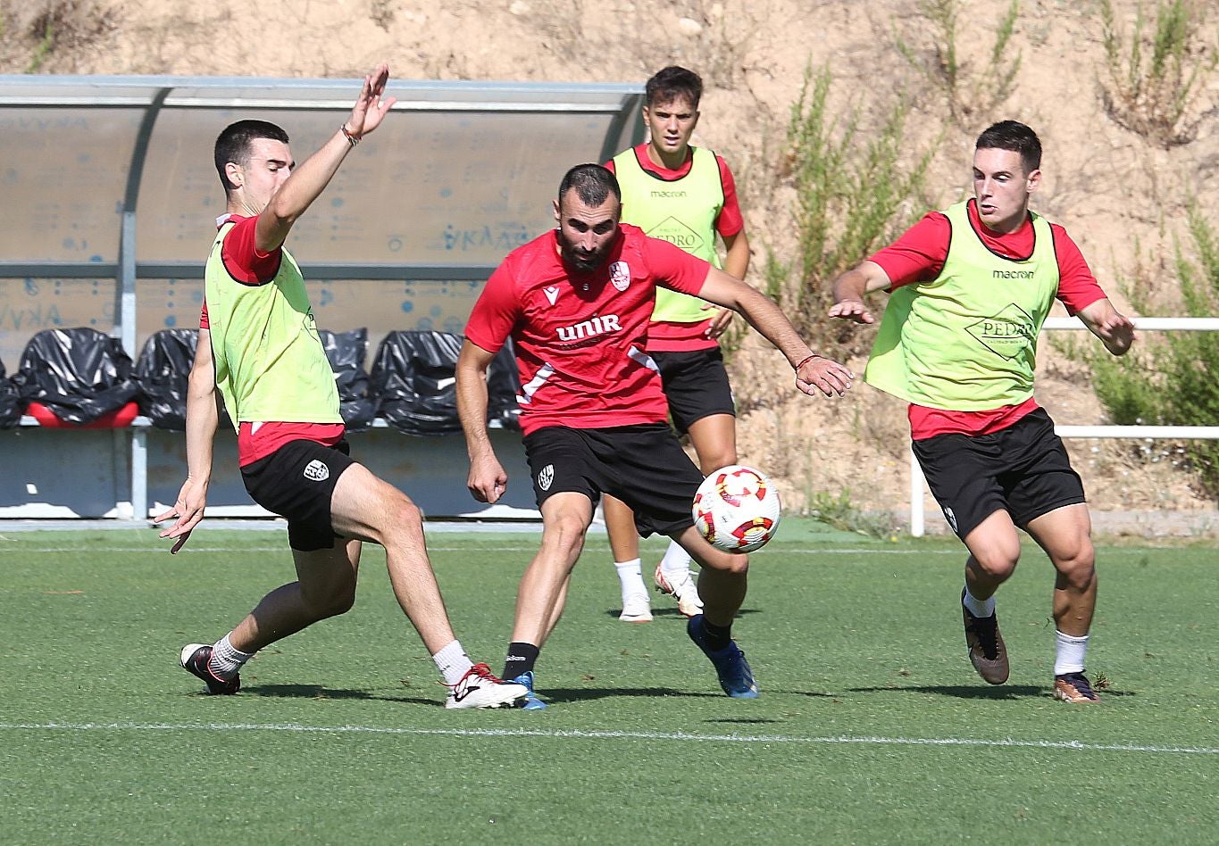 Lupu intenta controla el balón entre Garrido y Nájera.
