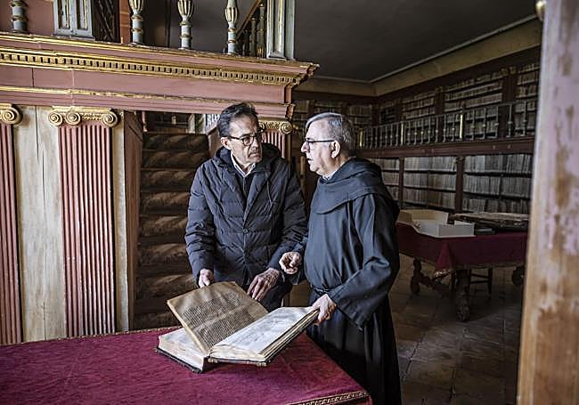 Javier García Turza, profesor de la UR, con el prior de San Millán,José Ramón Pérez.