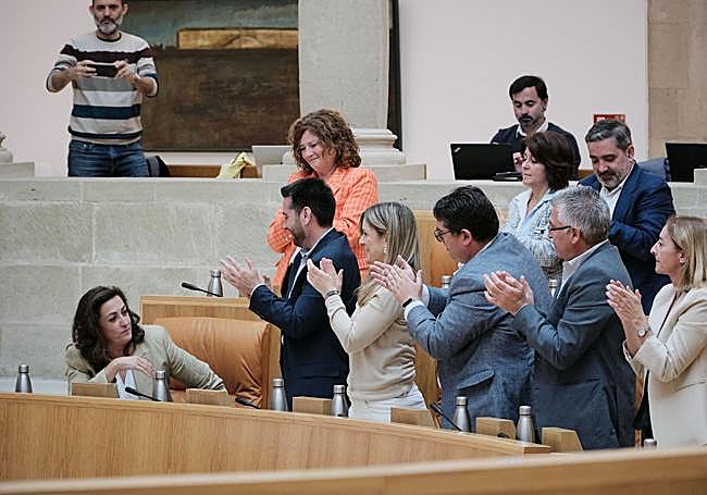 El grupo parlamentario socialista, encabezado por Javier García, aplaude a la senadora y expresidenta Concha Andreu en su último pleno como diputada regional.