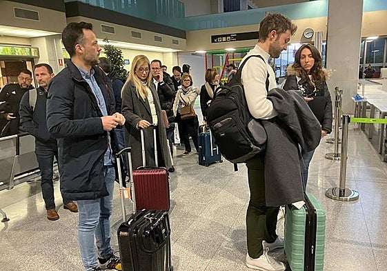 Pasajeros riojanos afectados por el contratiempo en el vuelo Logroño-Madrid.