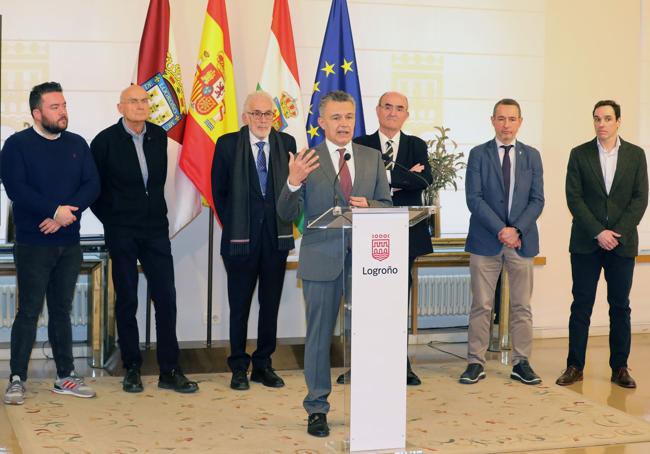 El alcalde de Logroño, Conrado Escobar, y algunos de sus concejales, con los representantes de la junta de compensación.