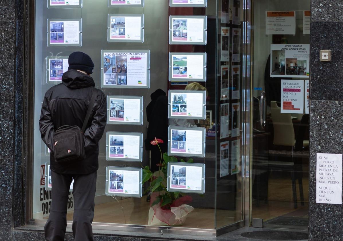 Un hombre mira la oferta en una inmobiliaria.