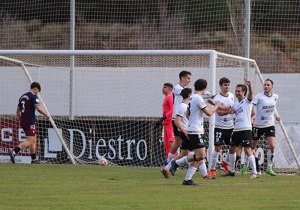 El Alfaro celebra el gol de Mario León ante el Eibar B en La Molineta.