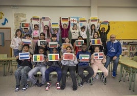 Icíar Jiménez, a la izquierda, y Rubén Crespo, a la derecha, posan con alumnos de 21 nacionalidades distintas a los que imparten clase en el CEIP Vélez de Guevara de Logroño.