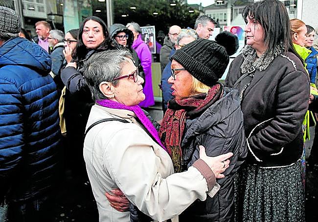 Dos mujeres se abrazan en una concentración tras un asesinato machista en Viveiro (Lugo) .