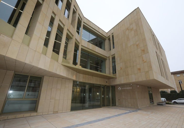 Fachada del centro de salud de La Villanueva, que entrará en funcionamiento el lunes.