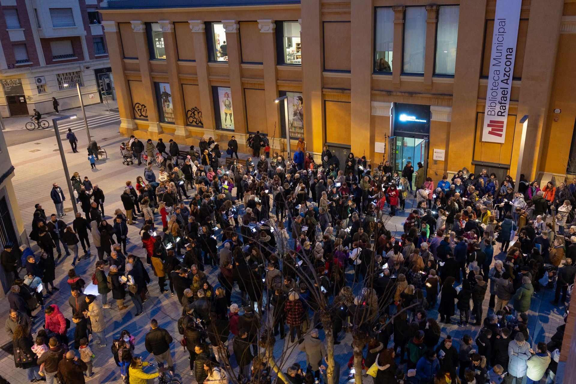 Concentración contra los recortes en la Biblioteca Rafael Azcona