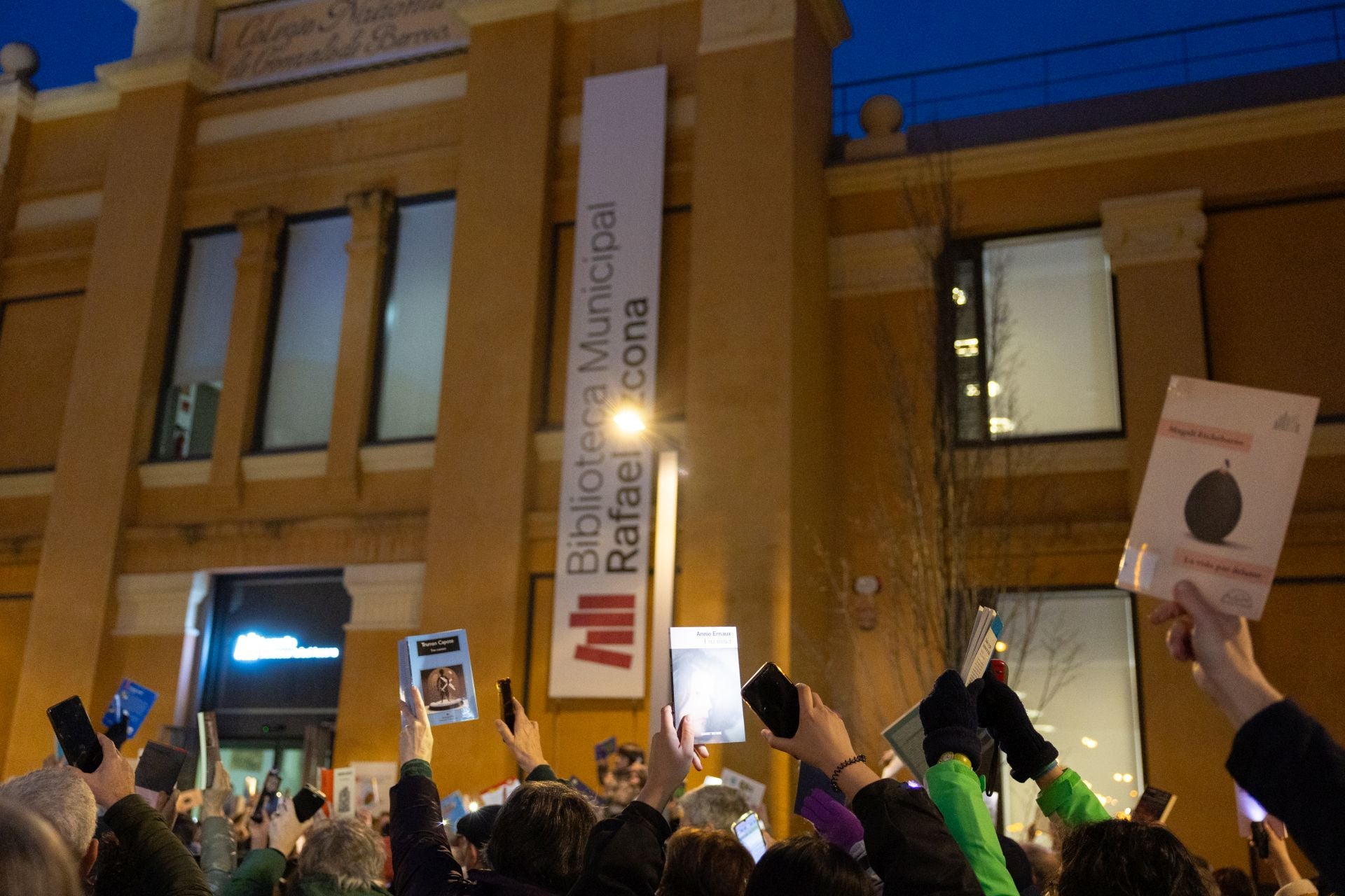 Concentración contra los recortes en la Biblioteca Rafael Azcona