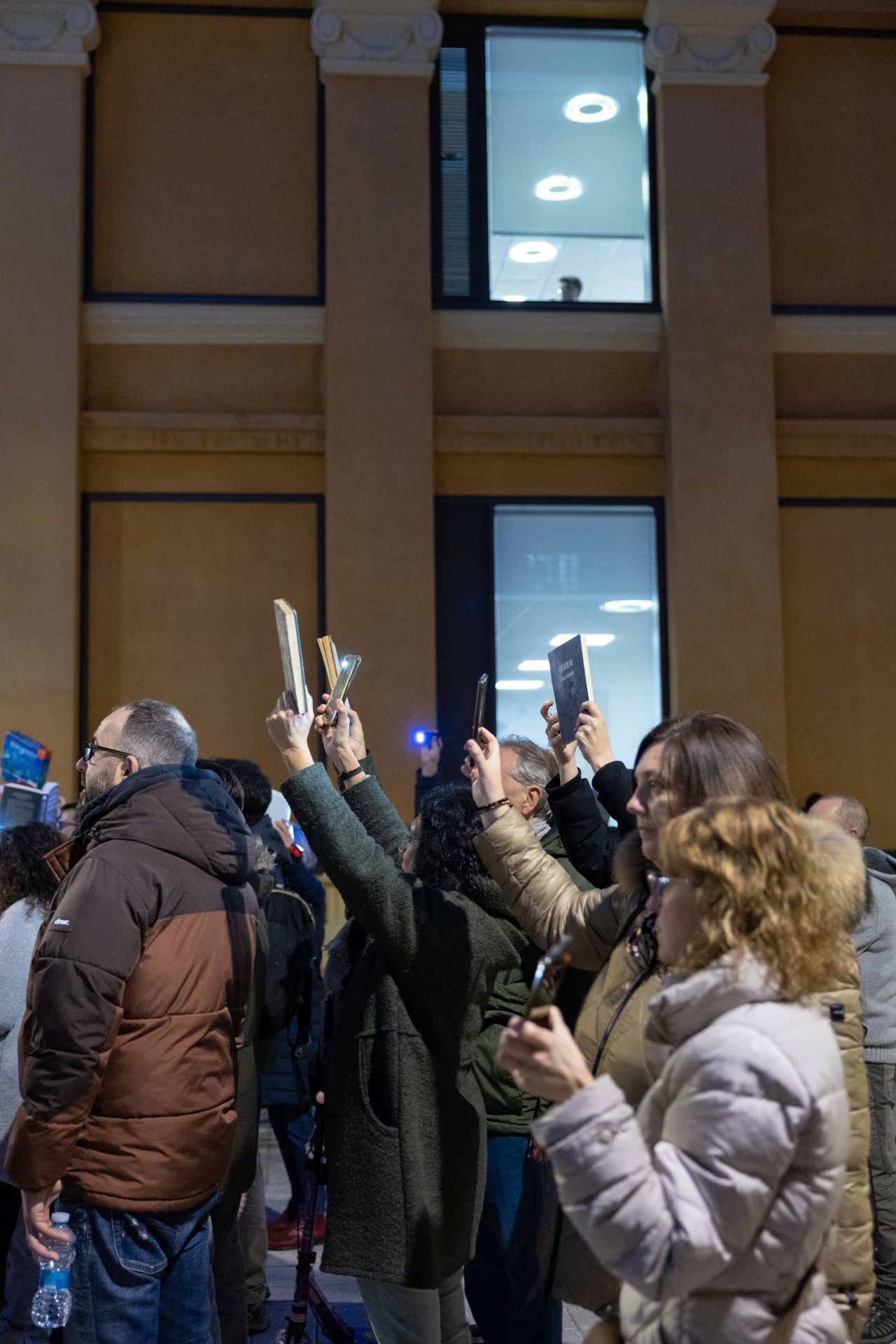 Concentración contra los recortes en la Biblioteca Rafael Azcona
