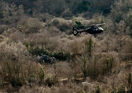 Un helicóptero Bolkow sobrevuela e inspecciona la zona del accidente.