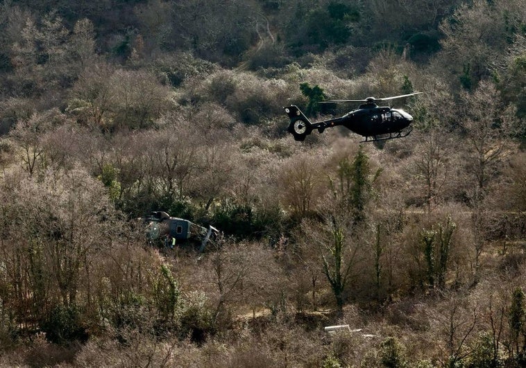 Un helicóptero Bolkow sobrevuela e inspecciona la zona del accidente.