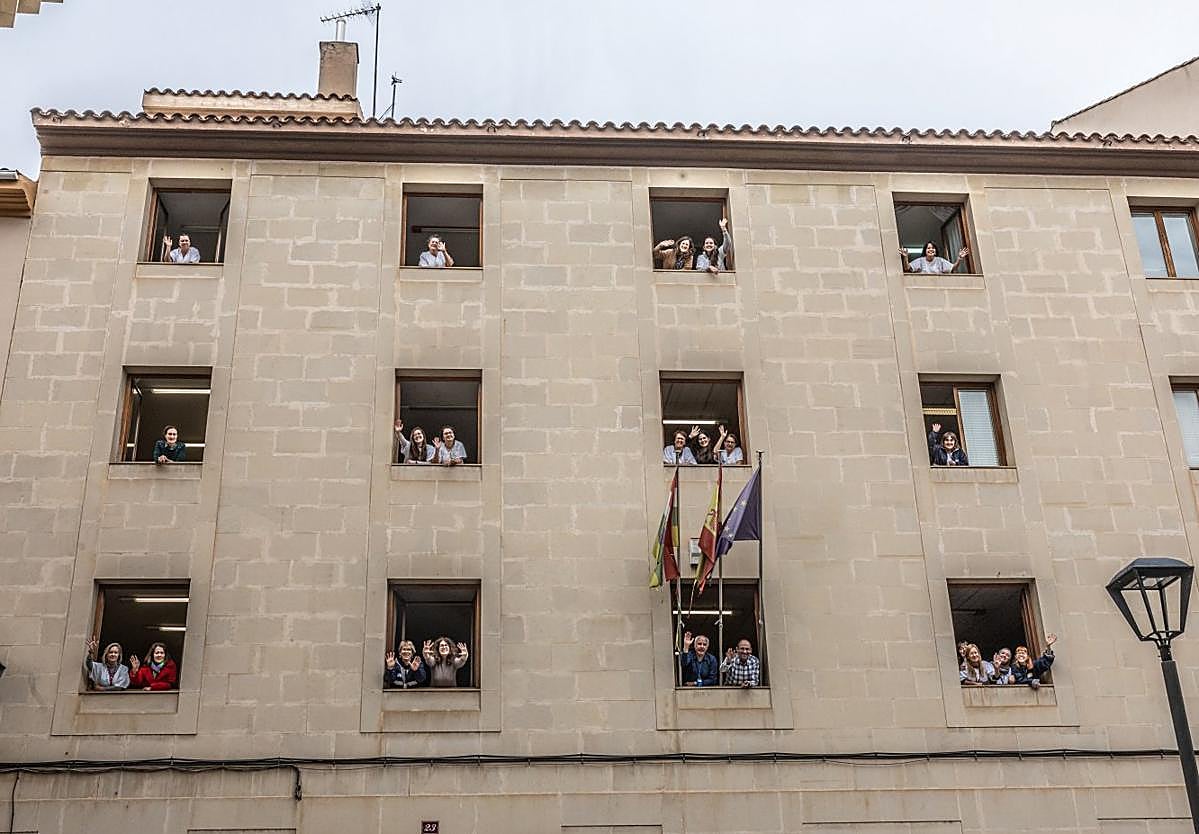 Buena parte de la plantilla del centro de salud Rodríguez Paterna se despide desde las ventanas antes de entonar un sentido 'Adiós con el corazón'.