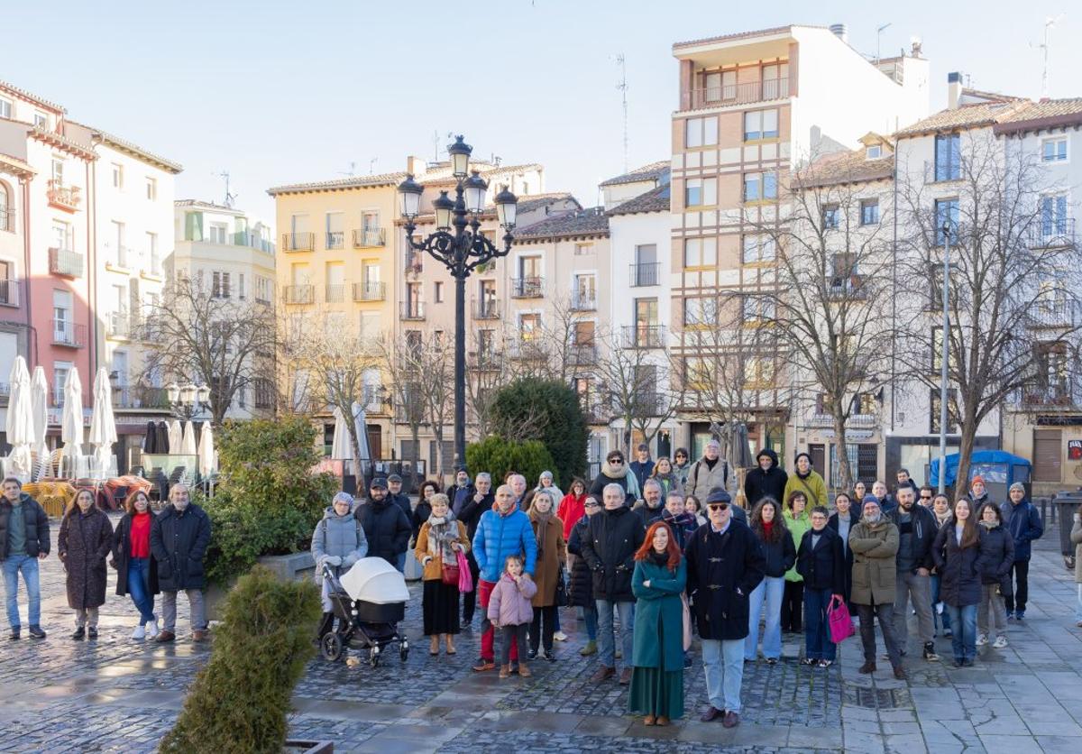 Un nutrido grupo de vecinos del Casco Antiguo, en la plaza del Mercado, respalda a la presidenta de la asociación Demanda Casco Antiguo, Iratxe Apeztegía, en primer plano.