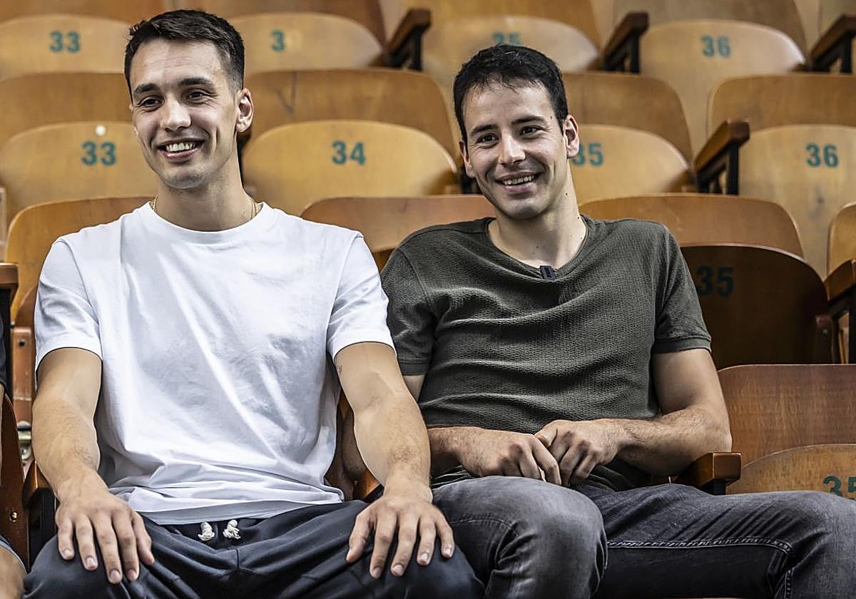 Javi Zabala y Darío Gómez, en las gradas del Adarraga.