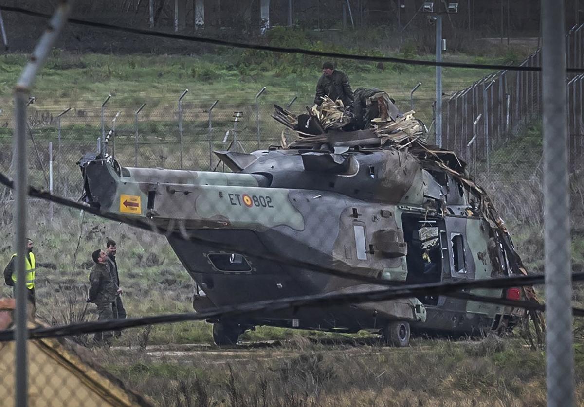 El helicóptero accidentado ya en la base militar de Recajo.