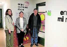Noelia Pullal y Sandra Benito, de ARPA Autismo Rioja, junto al párroco Javier Martín, en la entrada a las instalaciones de la asociación en la segunda planta de la Casa Rosa.