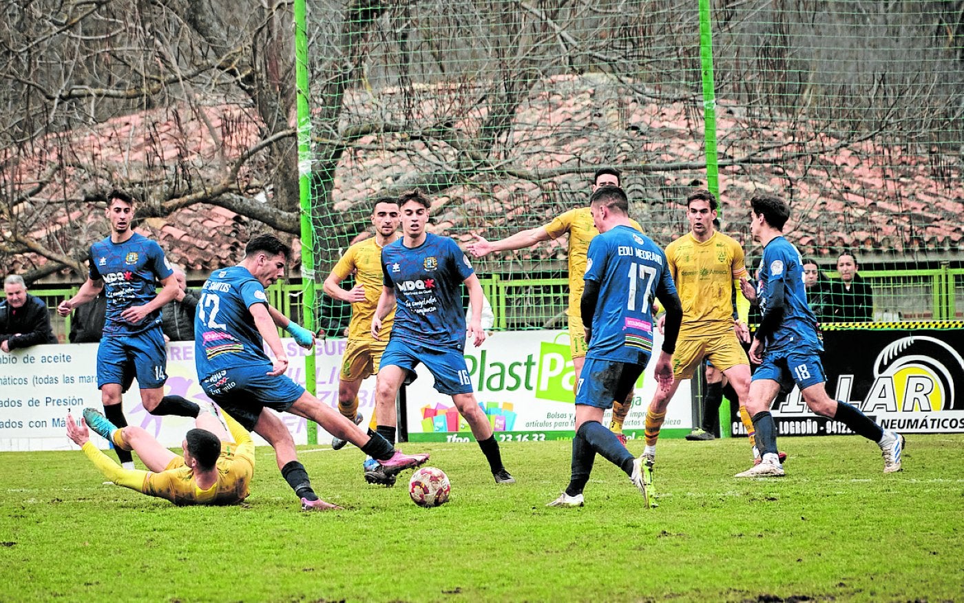 Ale Santos le pega al balón en Isla en el partido contra el Calahorra.