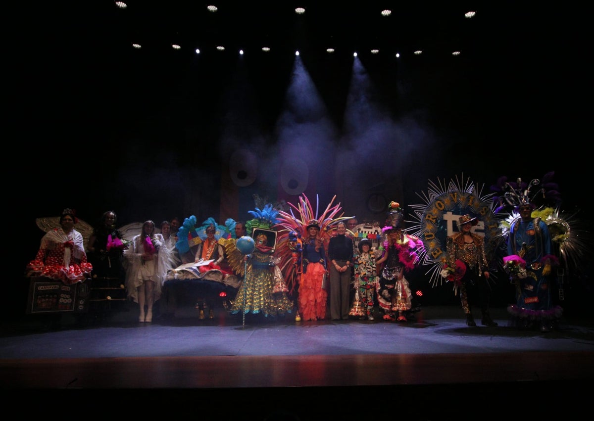 Imagen secundaria 1 - Pregoneros del Carnaval y participantes.