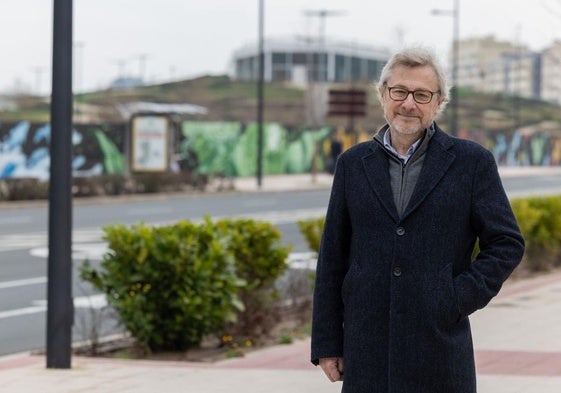 El exalcalde de Logroño por el PP Julio Revuelta posa en el 'nudo' de Vara de Rey, con la fase 1 de la integración del ferrocarril al fondo.