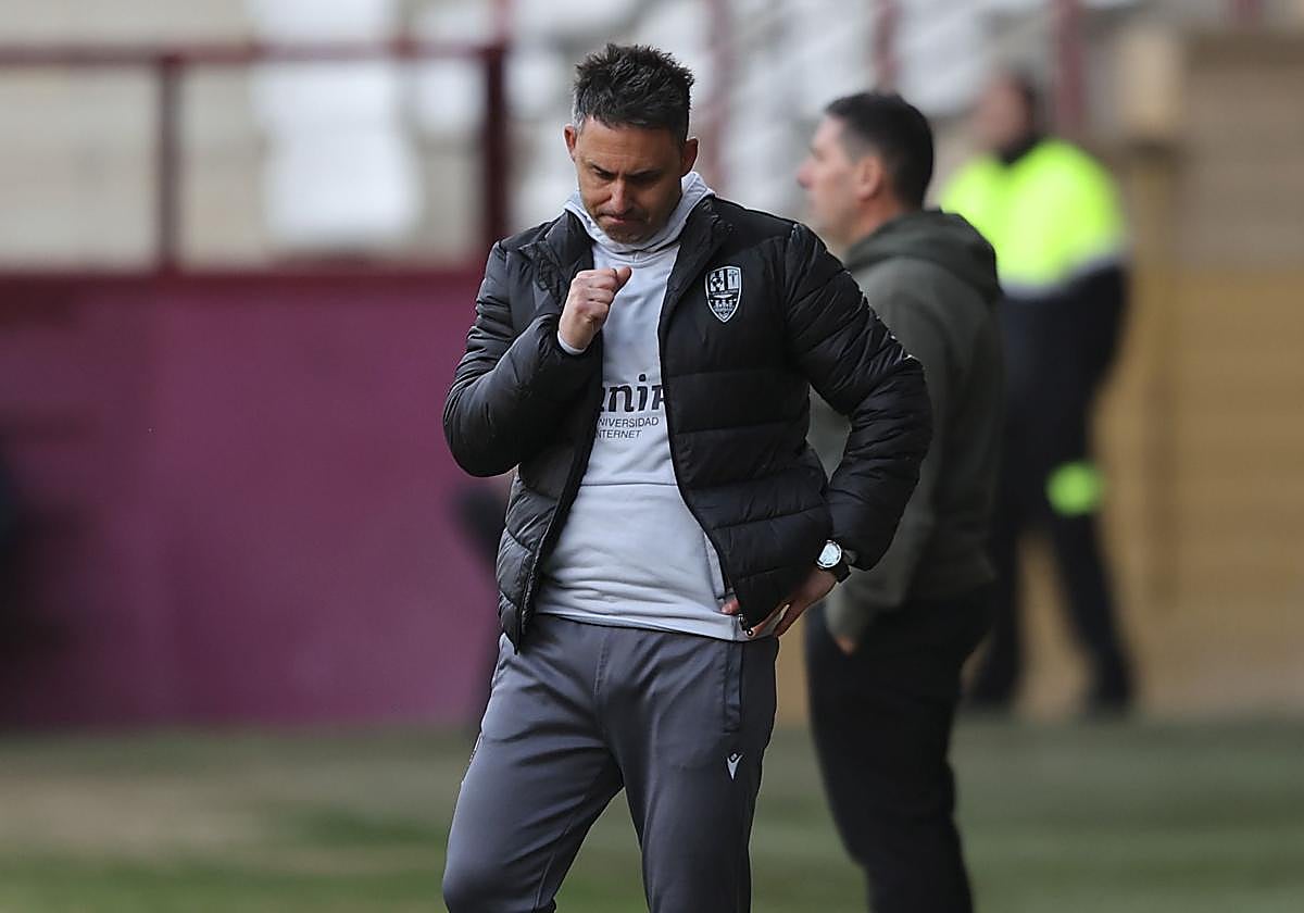Sergio Rodríguez baja la mirada con el gesto contrariado.