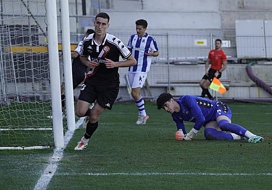 Álvaro, en el momento de superar al portero local Zango.