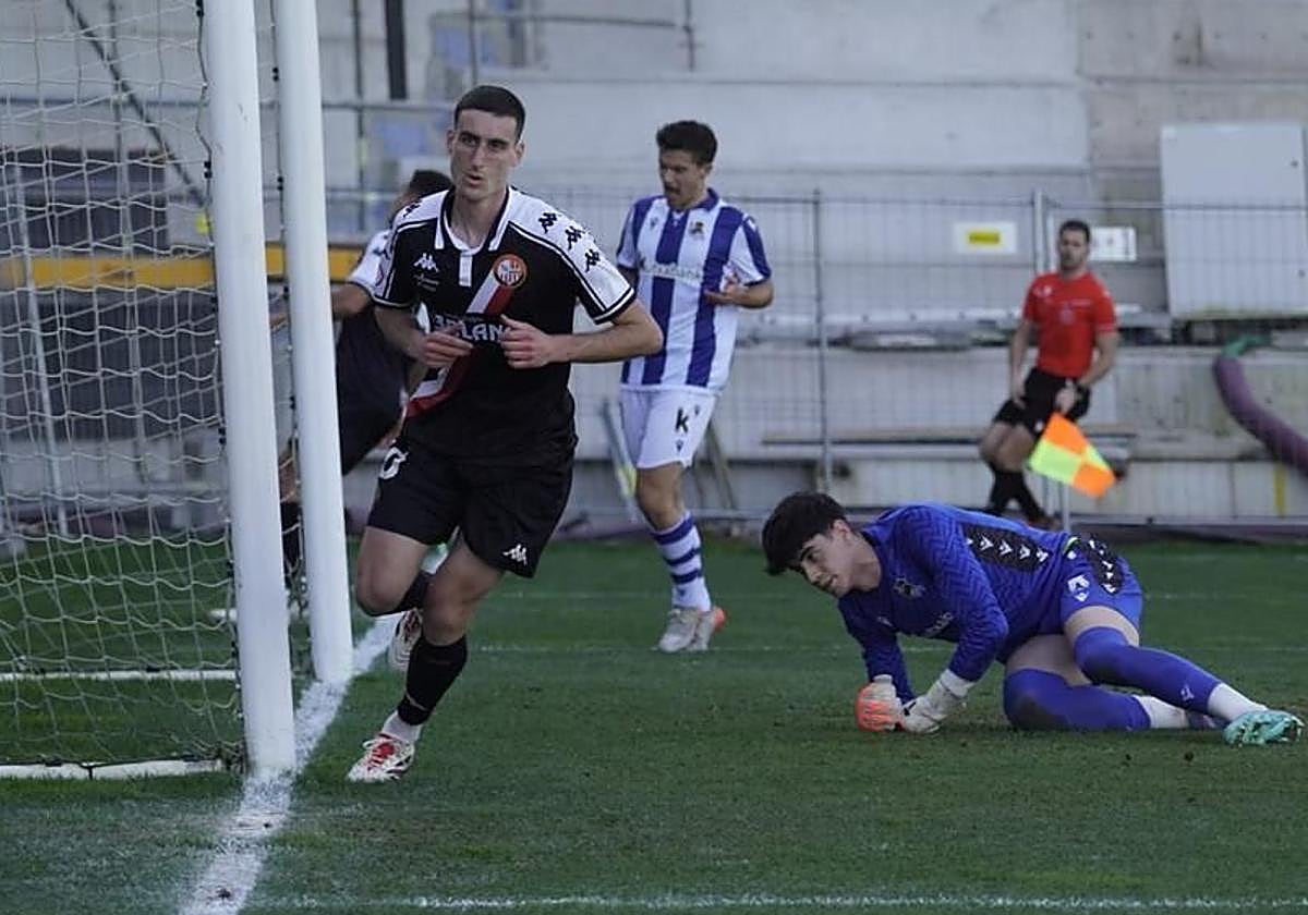 Álvaro, en el momento de superar al portero local Zango.
