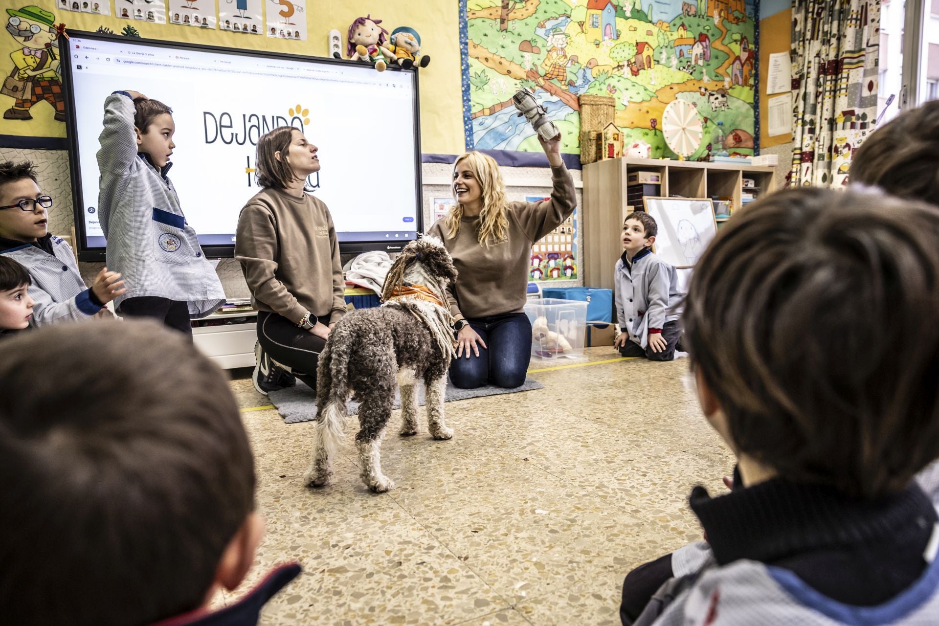 El perro Epi es uno más de la clase en Agustinas