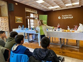 Los alumnos participaron en uno de los talleres sobre electricidad en Fundación Caja Rioja de Haro.
