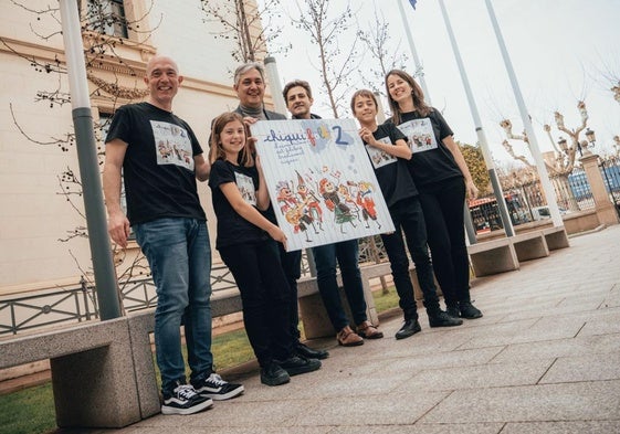 Los responsables de Cultura y del Coro Jorbalán con Leo y Valeria.