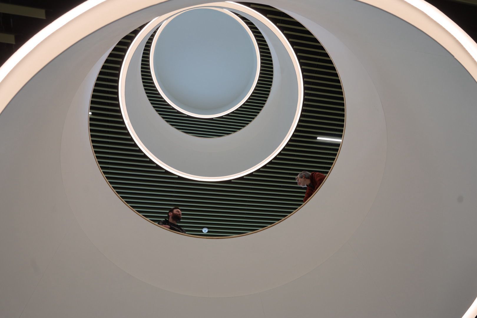 Imagen secundaria 2 - Una consulta, profesionales en los pasillos y un detalle del impresionante lucernario de La Villanueva.