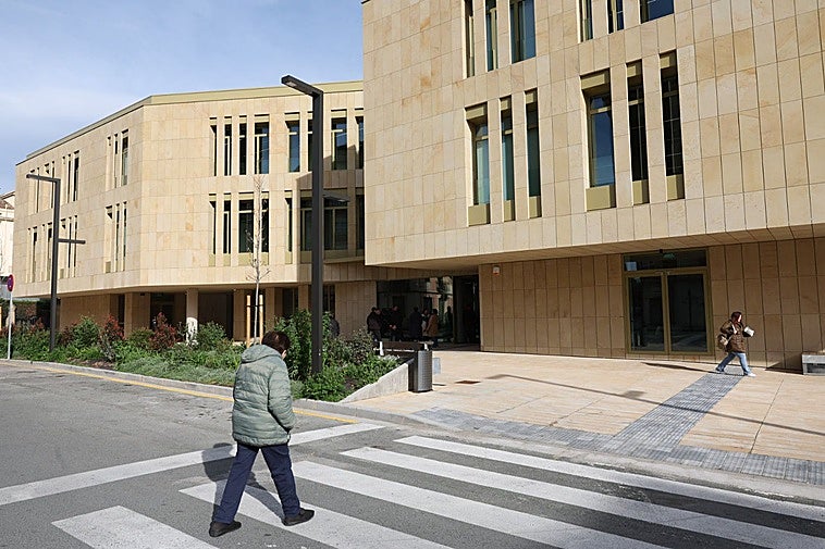 Usuarios y curiosos se han acercado este lunes al nuevo centro de salud de La Villanueva.