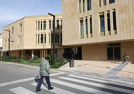 Usuarios y curiosos se han acercado este lunes al nuevo centro de salud de La Villanueva.
