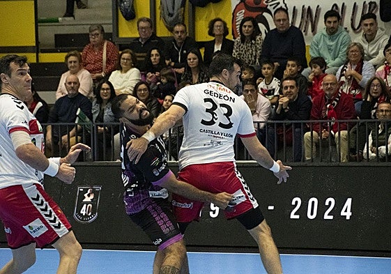 Thiago Ponciano dispara a potería ante los hermanos Guardiola.