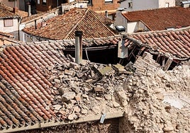 Detalle del agujero que ha provocado en el tejado de la iglesia el derrumbe de la torre.