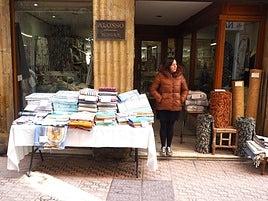 Los comerciantes del casco antiguo sacaron sus productos a las calles.