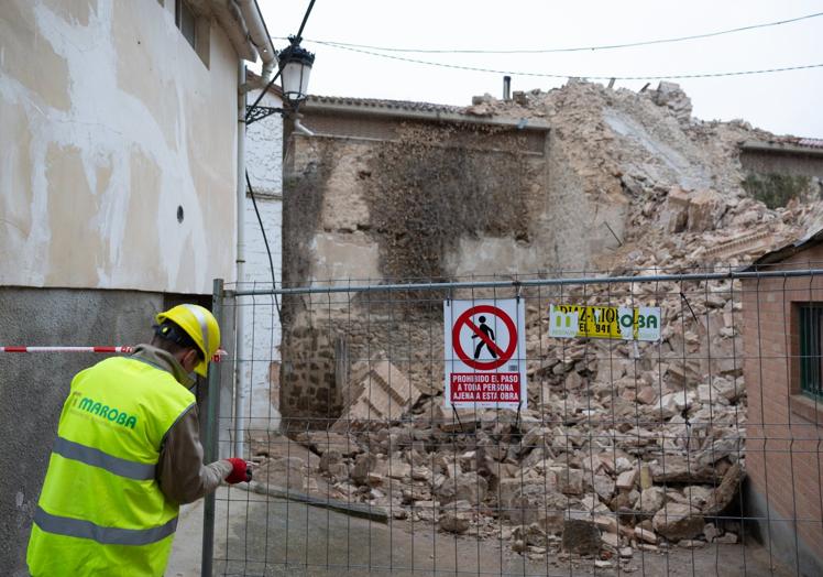 Un trabajador de Maroba delimita la zona de seguridad.