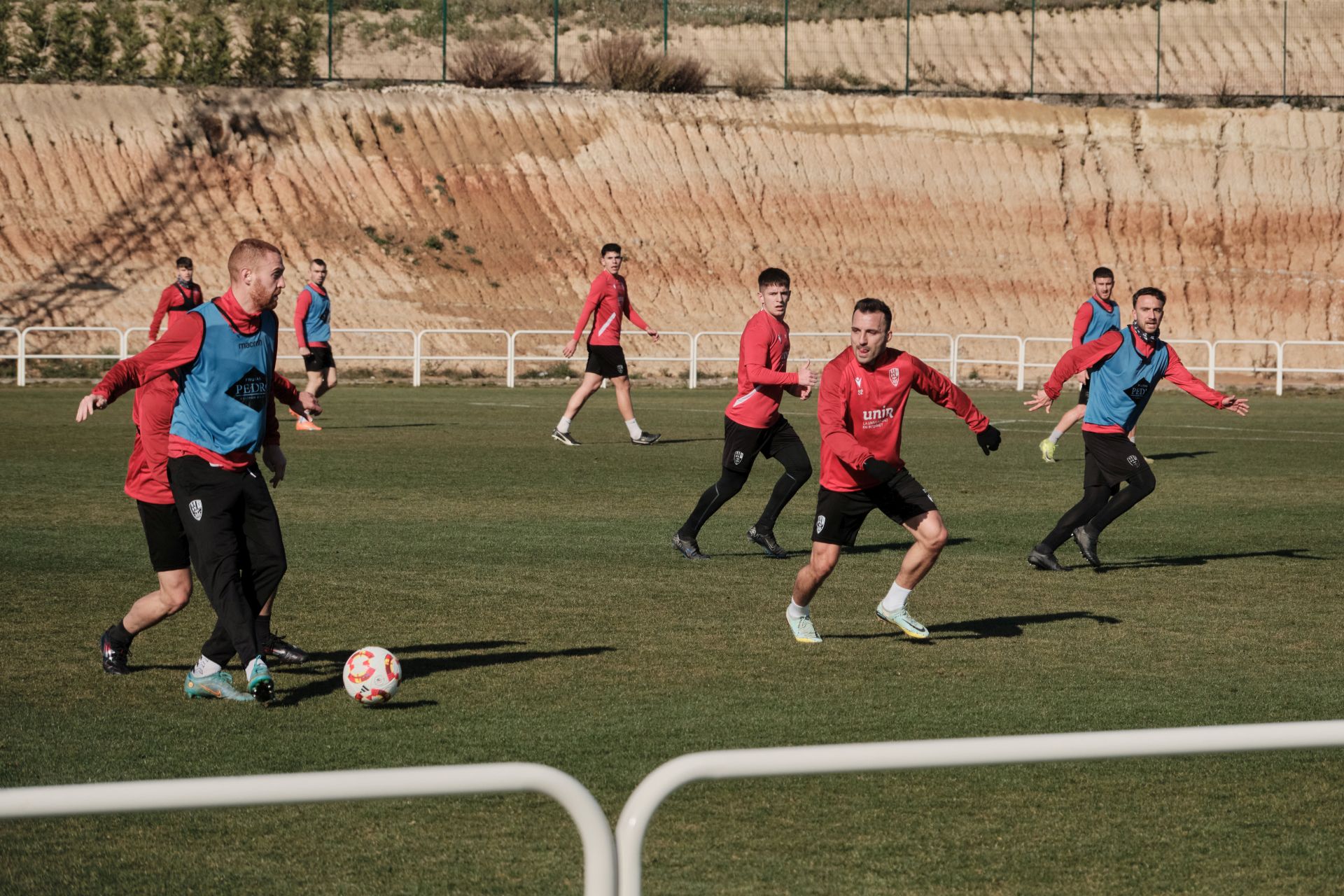 Julen Monreal sale con el balón jugado en un entrenamiento.