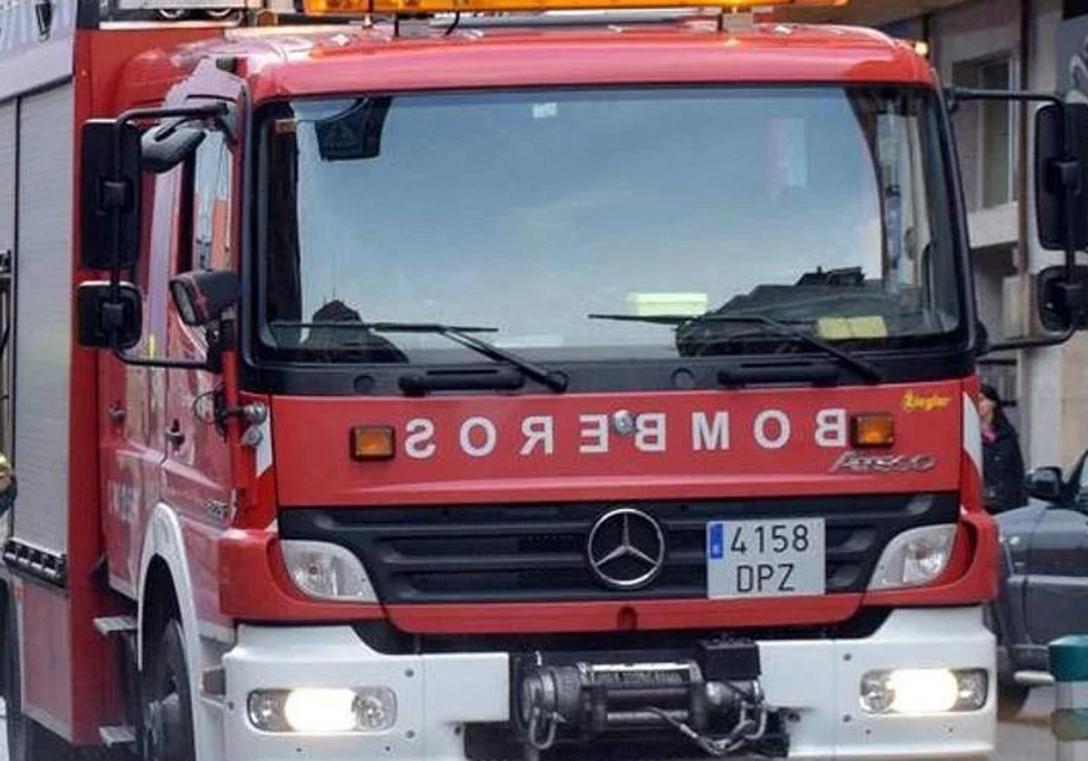 Los Bomberos rescatan por la ventana en camilla a un hombre que estaba inconsciente