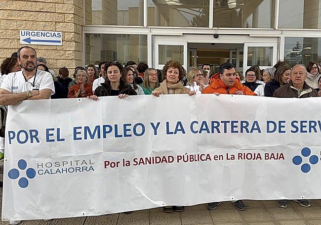 Concentración este martes del personal del Hospital de Calahorra en la entrada del centro.