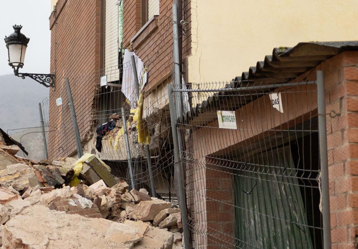 La casa más afectada por el derrumbe, con el forjado del primer piso partido.
