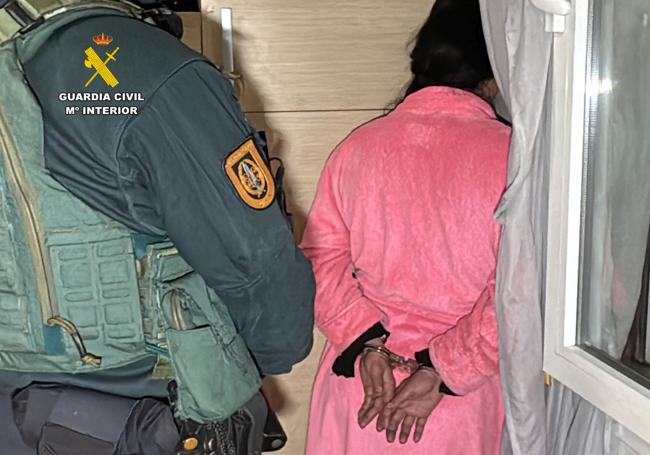 Una de las mujeres detenidas en el piso.