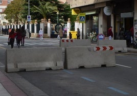 Calle General Gallarza, cortada al tráfico con bloques de hormigón en un chupinazo.