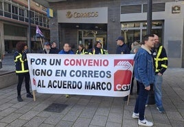 La protesta convocada en la oficina de Correos de la calle Once de Junio, en Logroño.