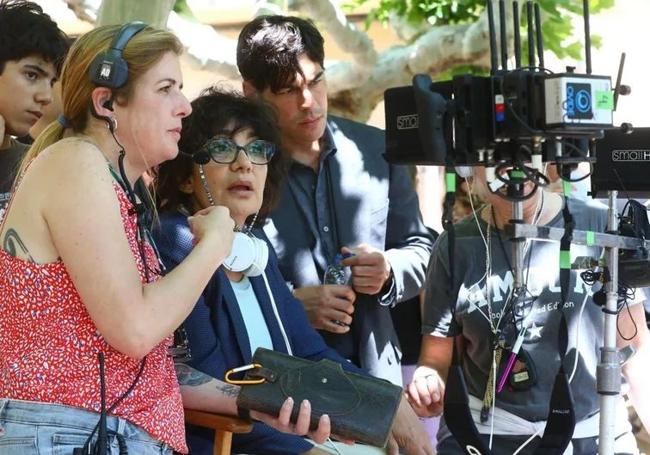 La directora Olga Osorio, en el centro, junto a Mario Casas, durante el rodaje en Elciego.