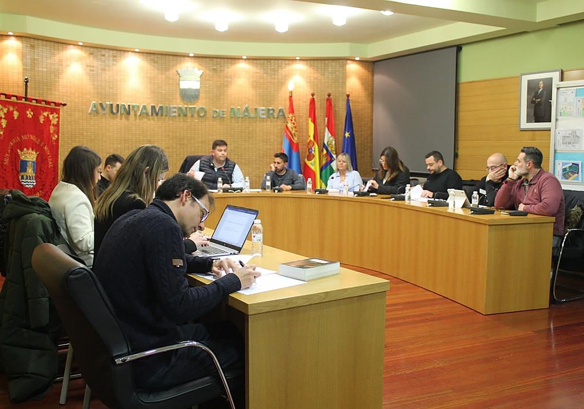 Los miembros de la corporación municipal, en el salón de plenos.